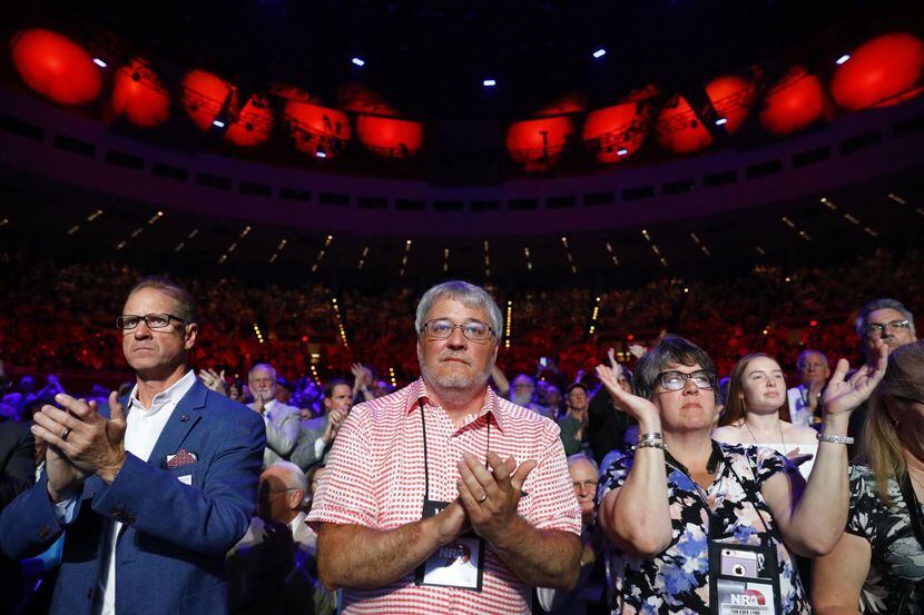 Cientos de simpatizantes del NRA llegaron hasta Dallas para la convención nacional de la...