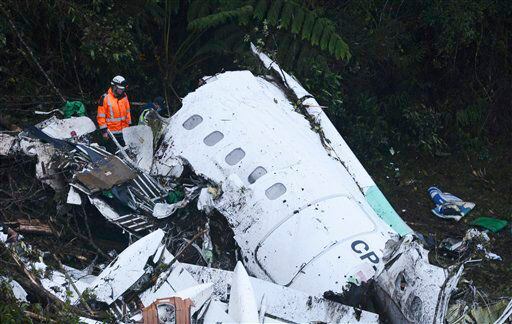 Rescatistas remueven los escombros de un avión que cayó en una zona montañosa cerca de...