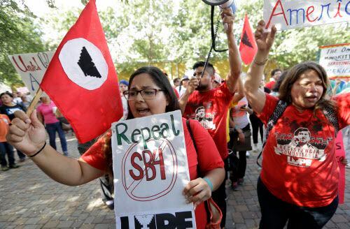 Decenas de manifestantes acudieron a una corte federal en San Antonio para escuchar...