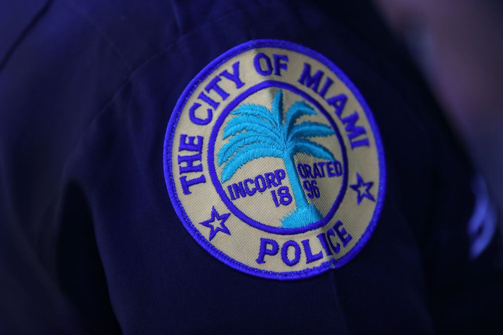 Dos niños fueron encontrados sin vida dentro de un apartamento en Miami el martes por la noche.