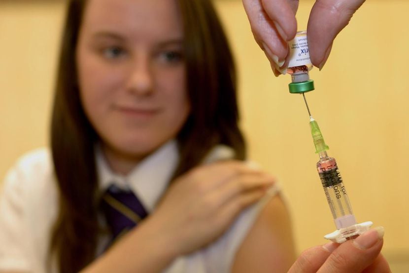 Una adolescente se prepara para recibir una vacuna como parte de una campaña de vacunación...