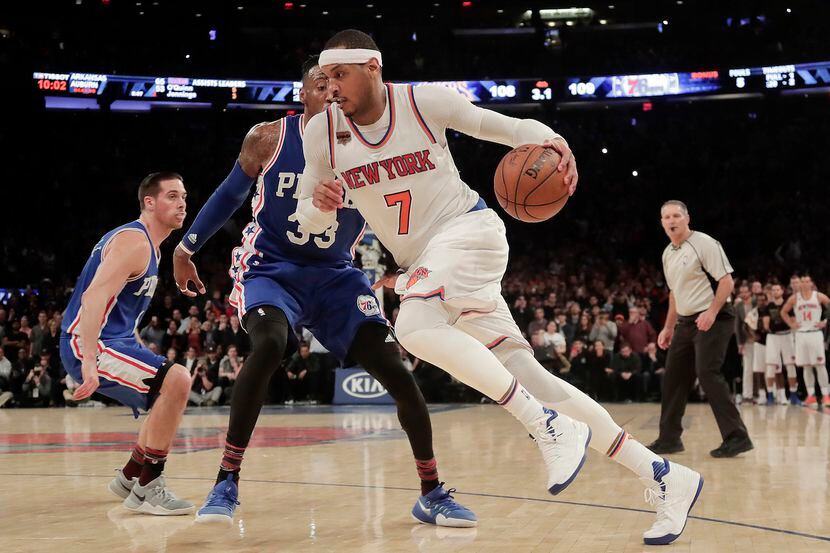 El delantero Carmelo Anthony de los Knicks de Nueva York pasa al Thunder de Oklahoma. AP
