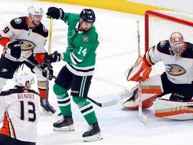 Dallas Stars left wing Jamie Benn (14) looks for the puck during a second period shot...