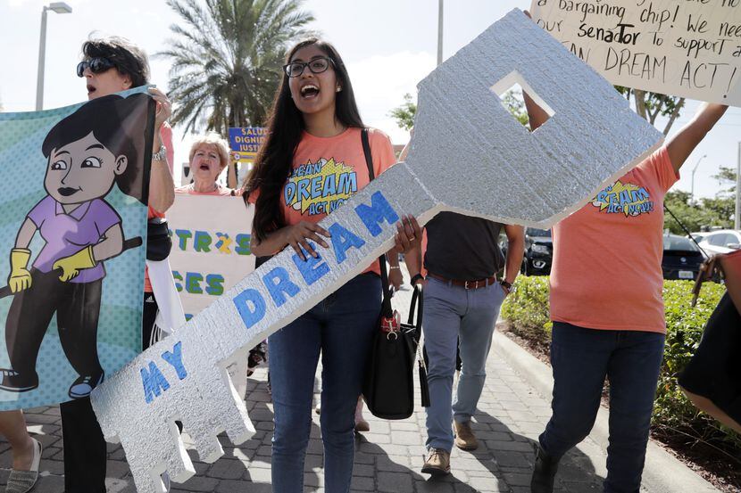 Una manifestante protesta afuera de la oficina del senador de Florida Marco Rubio.(AP)
