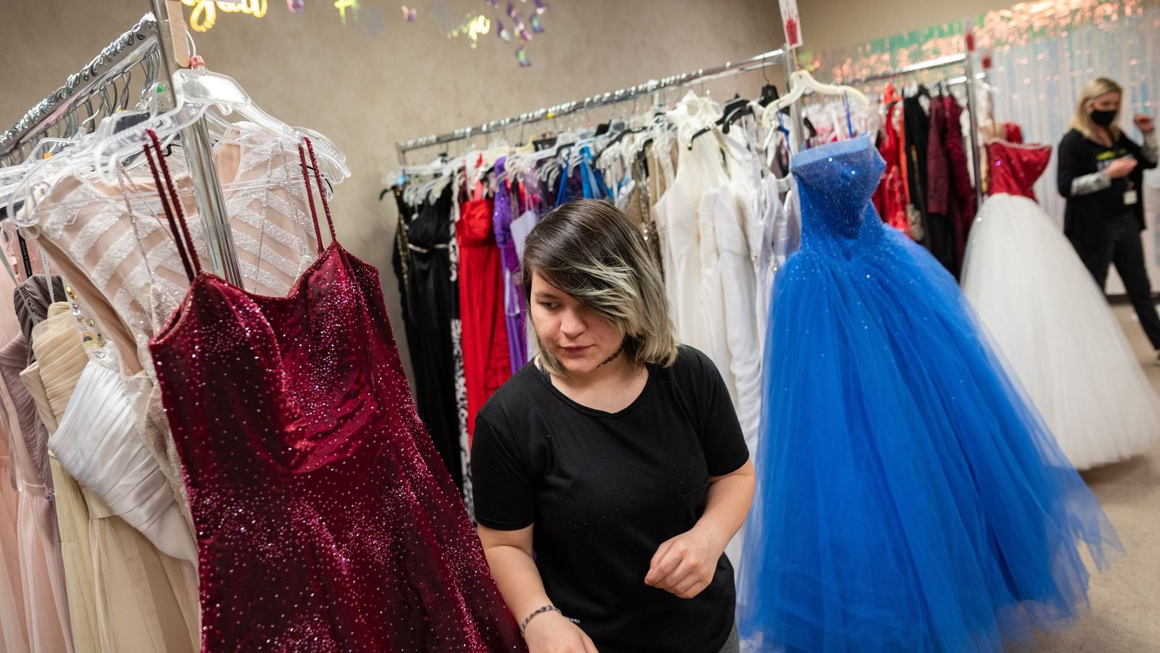 Vestidos de 'prom' a través de programa de la Biblioteca Pública Dallas