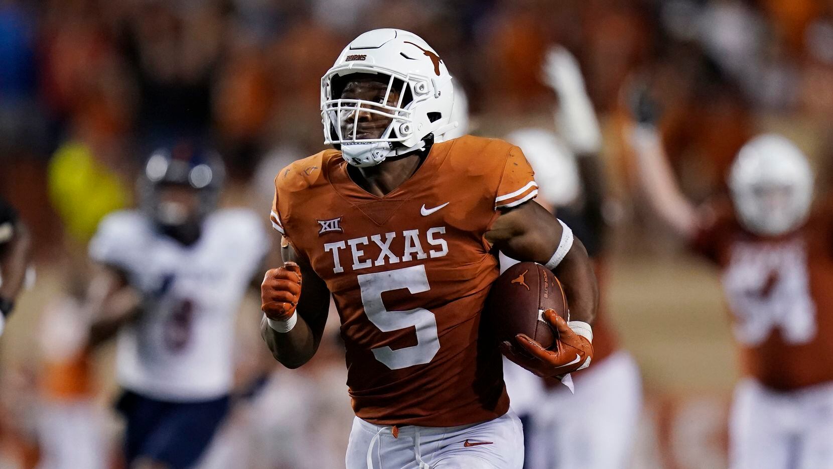 Texas running back Bijan Robinson (5) runs for a 78-yard touchdown against UTSA during the...