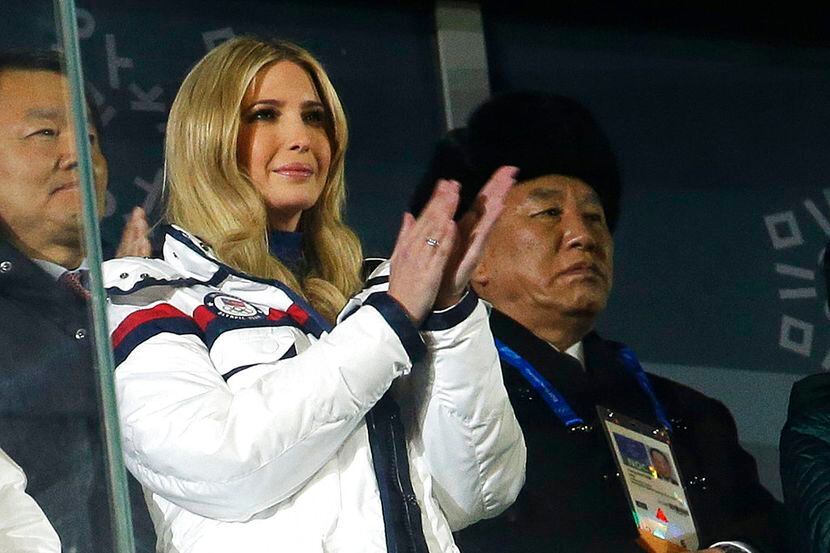 Ivanka Trump, hija del presidente estadounidense Donald Trump, aplaude durante la ceremonia...