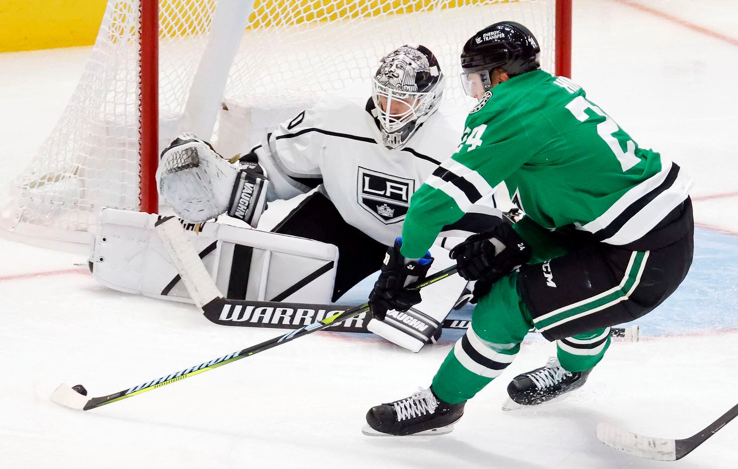 Dallas Stars center Roope Hintz (24) tries to stick the puck past Los Angeles Kings...