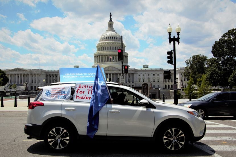 Beneficiarios del TPS de varias ciudades del país hicieron una caravana en Washington para...