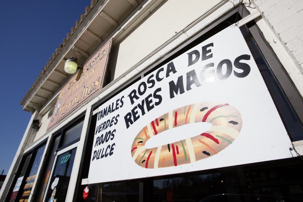 A sign promoting the sale of Rosca de Reyes outside Maroches Bakery