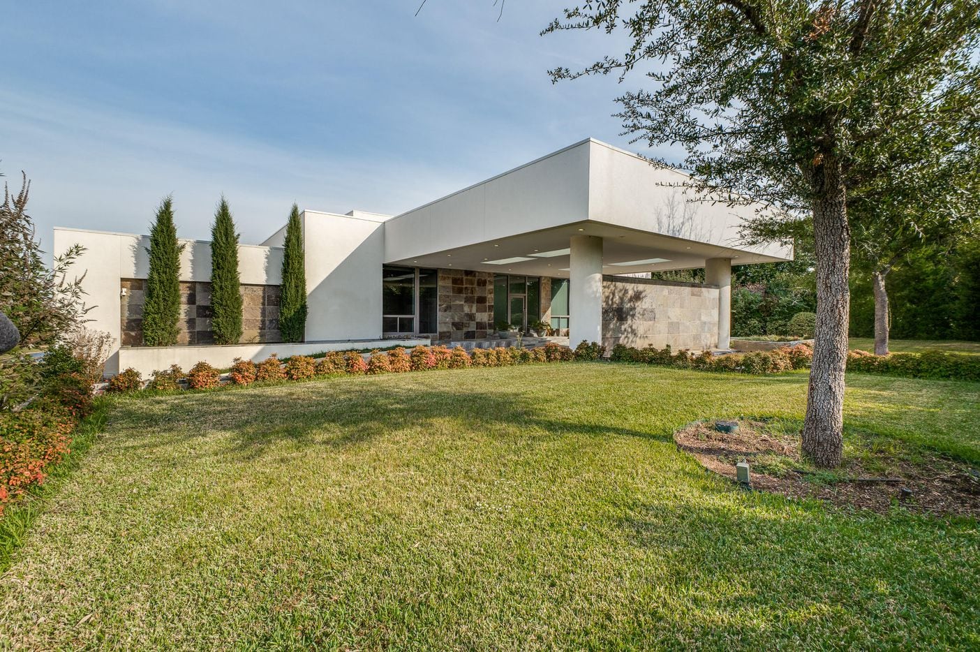 This modern beauty is located on the south side of Las Colinas Country Club and features...