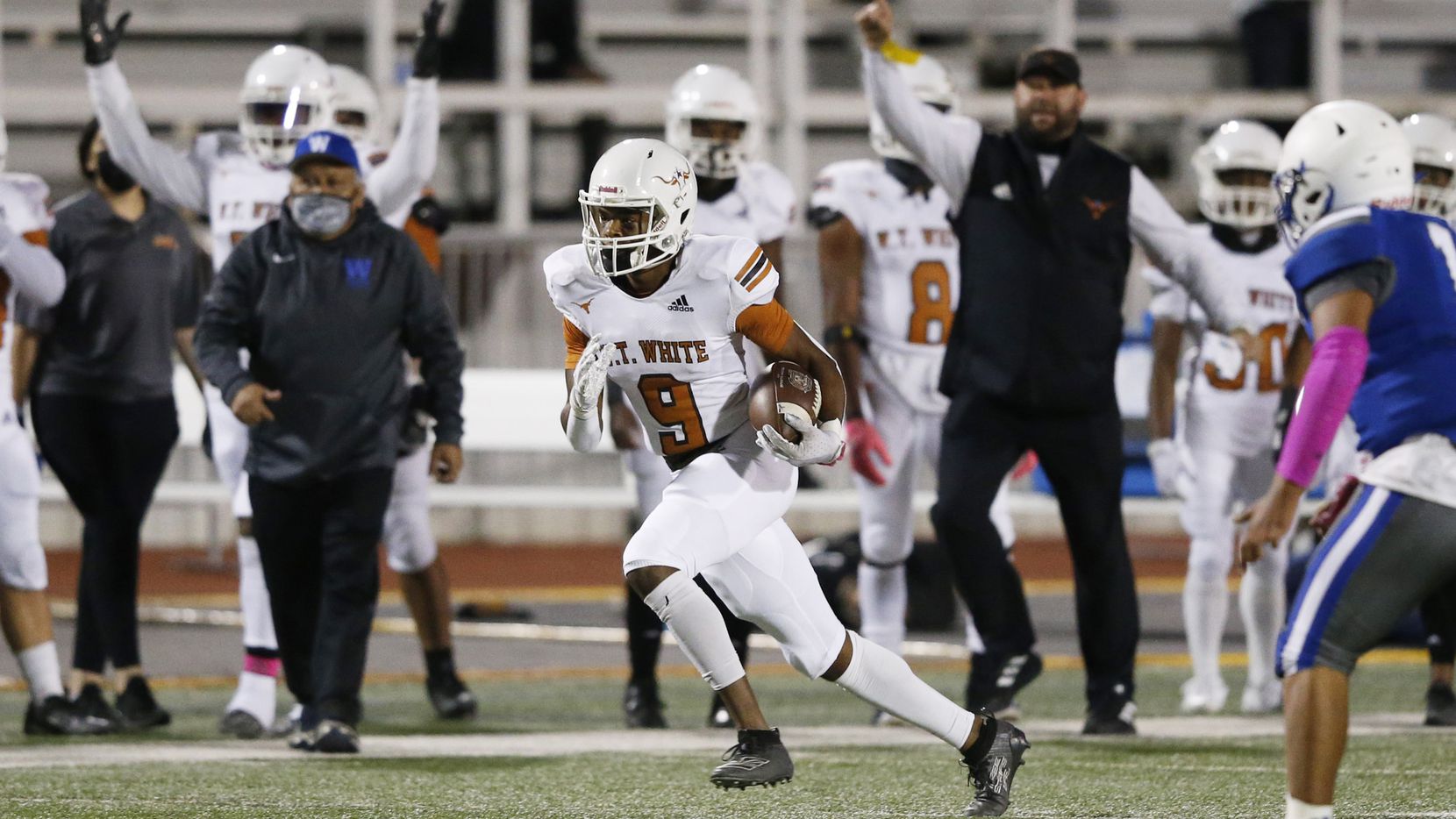 W.T. White's Dejon Baker (9) runs up the field in a game against Carrollton R.L. Turner's...