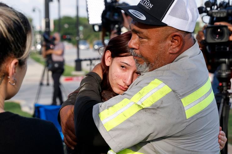 David Barrera abraza a su nieta Amiah Barrera, de 15 años, luego de un reporte de un tiroteo...