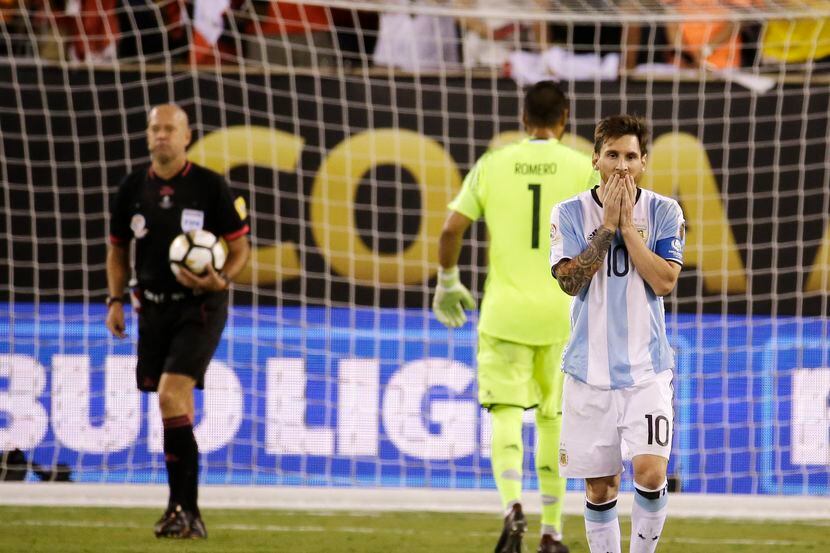 Lionel Messi reacciona luego de fallar un penal en la final de la Copa América Centenario...