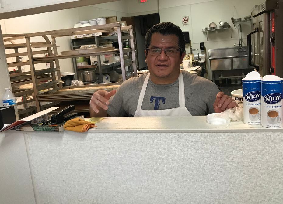 Alfonso Martínez es el propietario de la panadería El Artesano en el centro de Dallas.