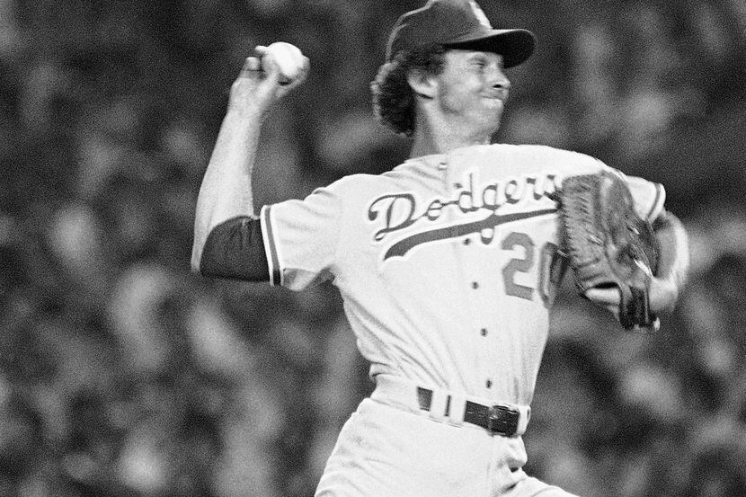 En esta fotografía de 1977 se ve a Don Sutton lanzar por los Dodgers de Los Ángeles. Sutton...