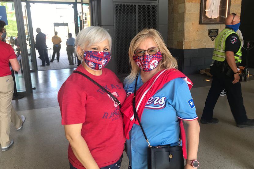 Adela González (izq) e Ida Rodríguez llegaron al Globe Life Field de Arlington para ver el...