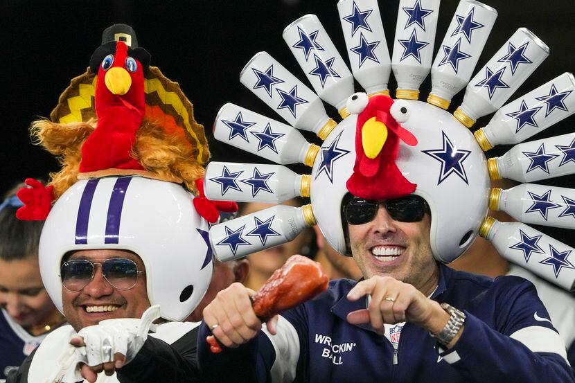 Seguidores de los Cowboys de Dallas animan a su equipo antes del juego del Día de Acción de...