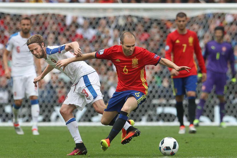 Andrés Iniesta (centro) y la selección española se medirán a Italia el lunes, en uno de los...