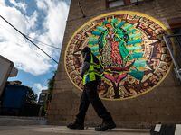 Un mural de la Virgen de Guadalupe en un callejón del distrito de Bishop Arts para celebrar...