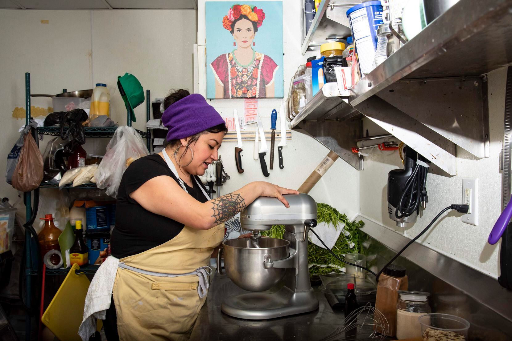 Diana Zamora prepara la masa para una Rosca de Reyes. Ella tiene su negocio personal aunque...