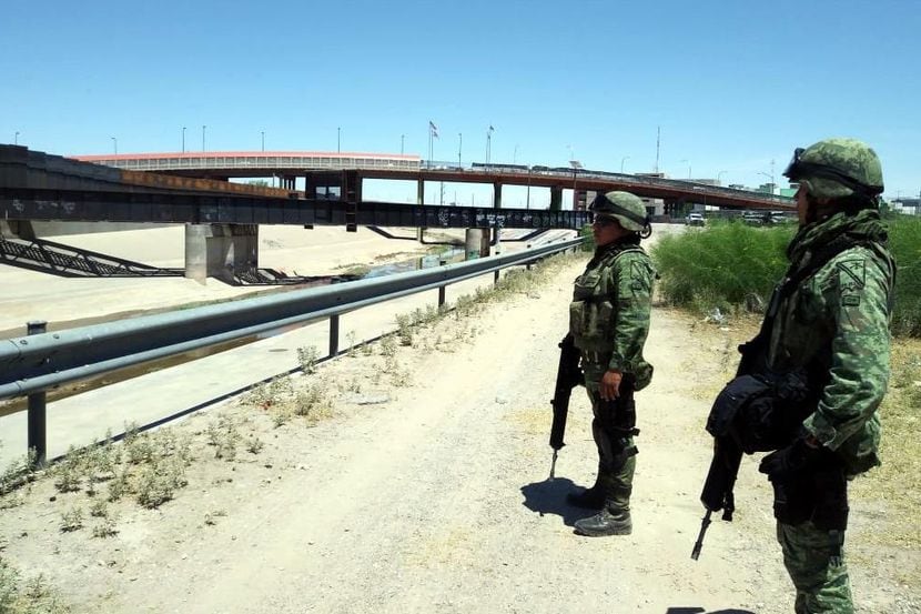 Elementos de la Fuerzas Armadas de México vigilan al Río Grande entre Ciudad Juárez y El...