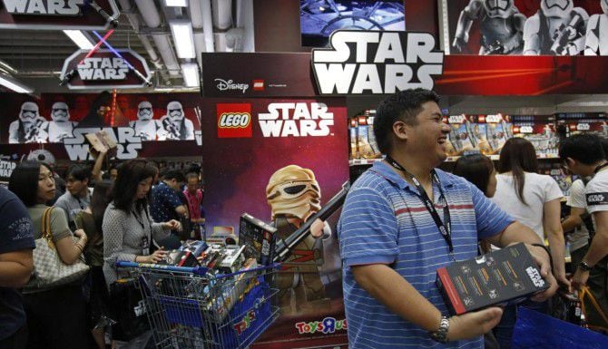 Los fanáticos de Star Wars salieron a las tiendas en la medianoche en varias partes del...