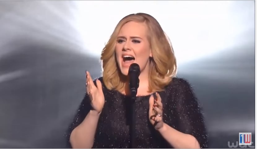 Adele cantó por primera vez su sencillo “Hello” en los NRJ Music Awards./ FOTO TOMADA DE...