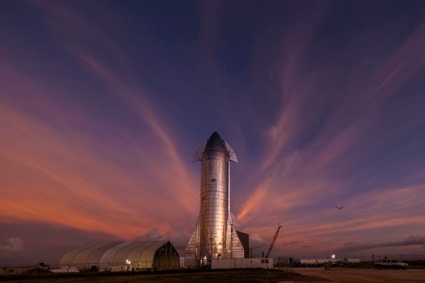 La nave SpaceX Starship fue presentada en el complejo de la compañía SpaceX en Boca Chica,...