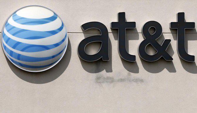 La FCC acusó a AT&T de engañar a usuarios de planes ilimitados, ya que reduce la velocidad...