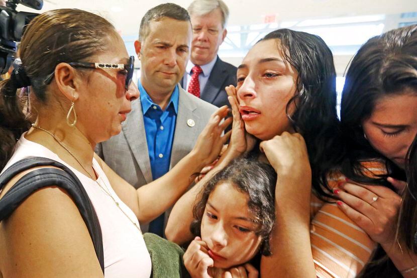 Alejandra Juárez, de 38 años, a la izquierda, se despide de sus hijas, Pamela y Estela, en...