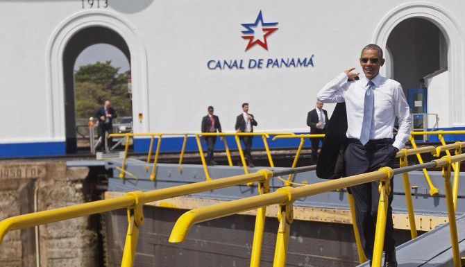 El presidente Barack Obama durante un recorrido por el canal de Panamá. (AP/PABLO MARTÍNEZ...