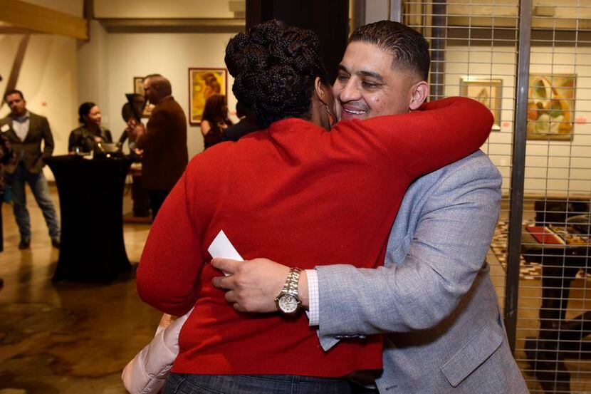 Jaime Reséndez se abraza con la activista Tonya Stafford durante un evento realizado en...