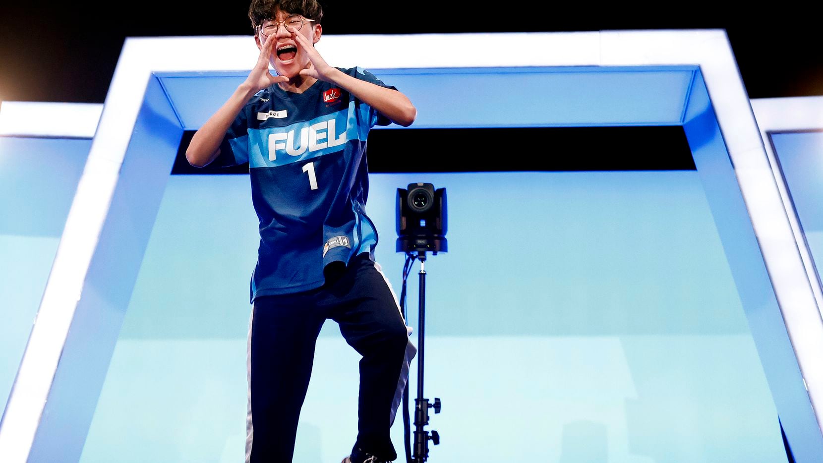 Dallas Fuel player Yeonghan 'Sp9rk1e' Kim acknowledges his fans that stuck around after...