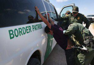 Agentes de la Patrulla Fronteriza detienen a inmigrantes indocumentados después de que...