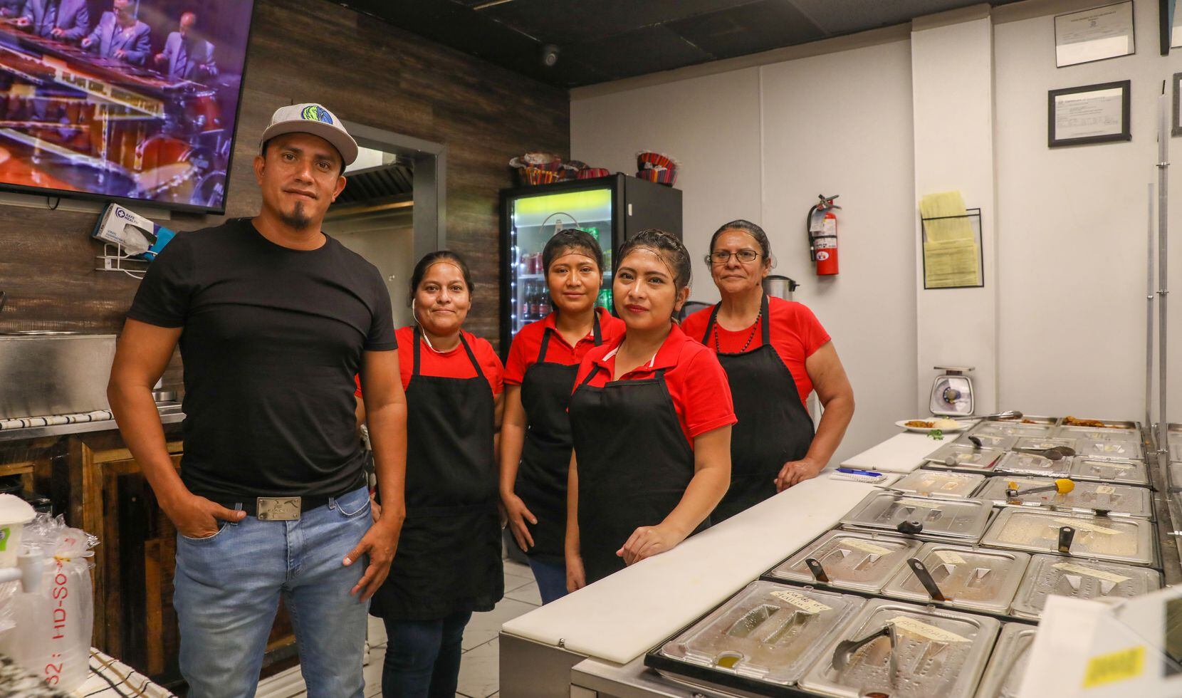 José Sánchez, dueño de Isabel's Restaurant (izquierda a derecha) posa con sus cocineras...
