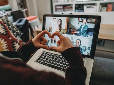 Varias personas sostienen una reunión familiar virtual a través de una plataforma de video.