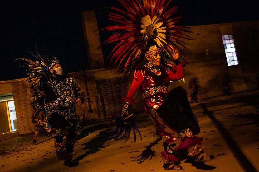 Gloria Flores y otros miembros de la Danza Chichimeca San Miguel de Arcángel ensayan en las...