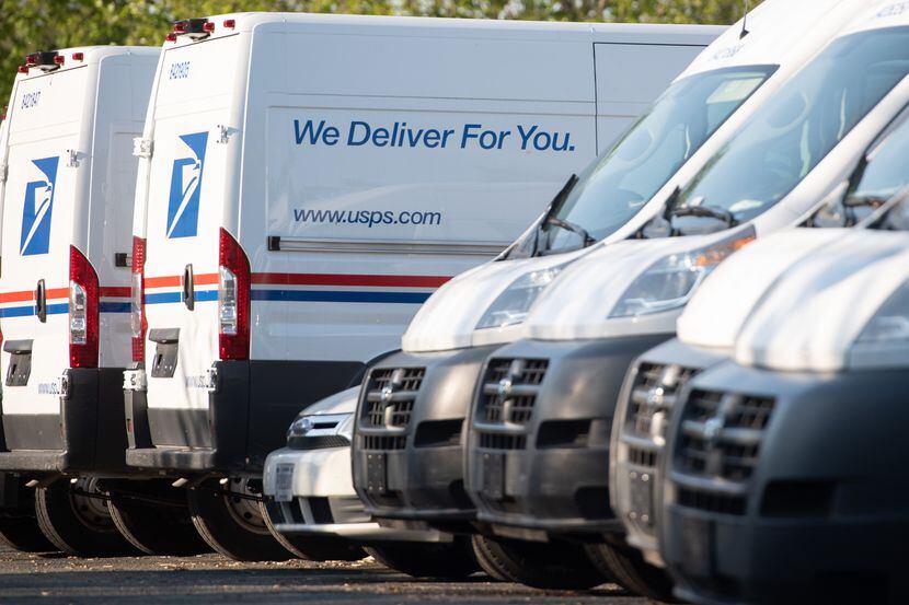 Los camiones postales están estacionados en una oficina postal del Servicio Postal de los...