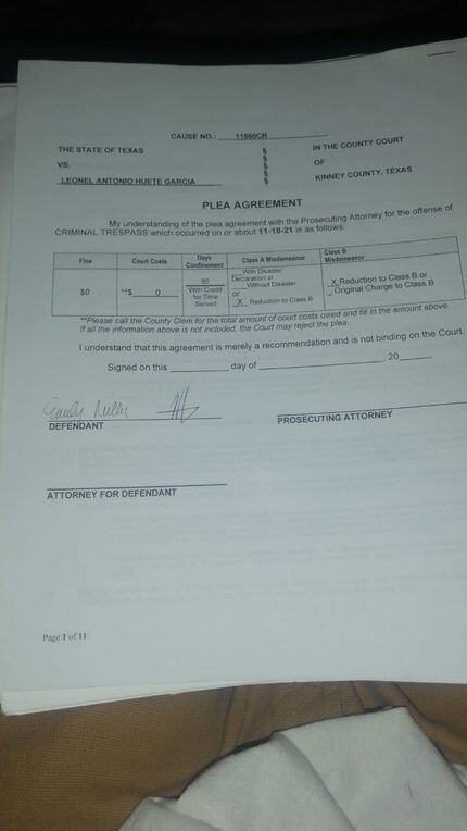 Foto de los documentos que Huete García recibió después de saber su sentencia.