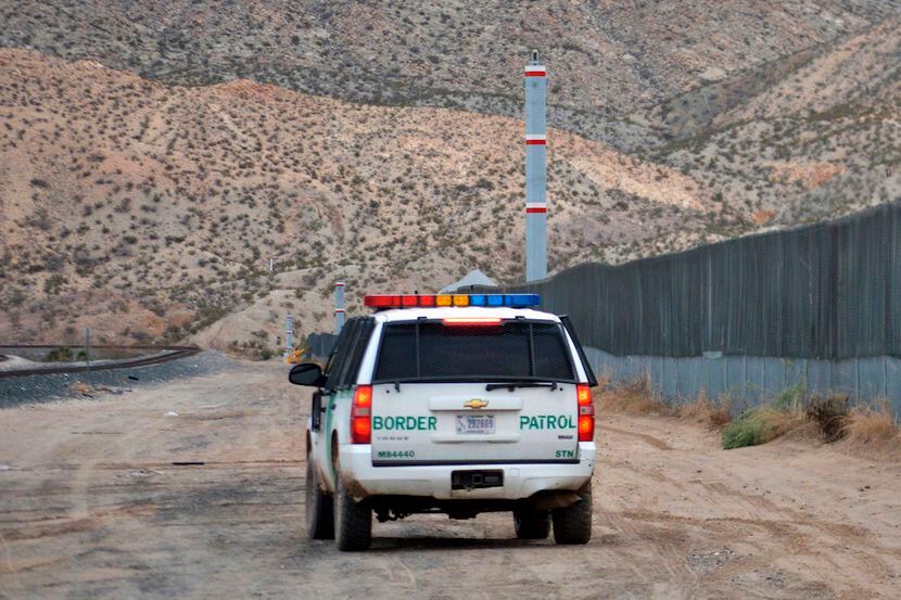Un vehículo de la Patrulla Fronteriza vigila la malla que divide Nuevo México con Chihuahua,...