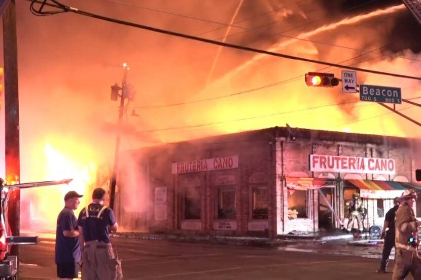 La Frutería Cano, en Old East Dallas, se incendió la noche del martes. DMN
