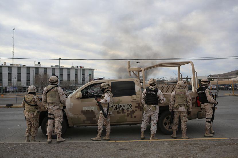 Fuerzas de seguridad federales vigilan el acceso a una prisión estatal en Ciudad Juárez, el...