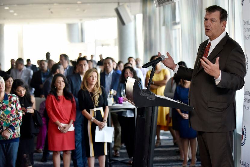 El Alcalde de Dallas  Mike Rawlings habla durante el lanzamiento de la nueva generación del ...