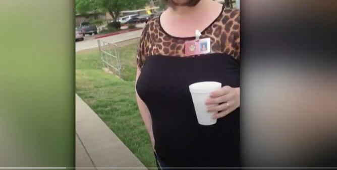 Captura de imagen de un video puesto en Twitter donde una empleada de escuela amenaza a una...