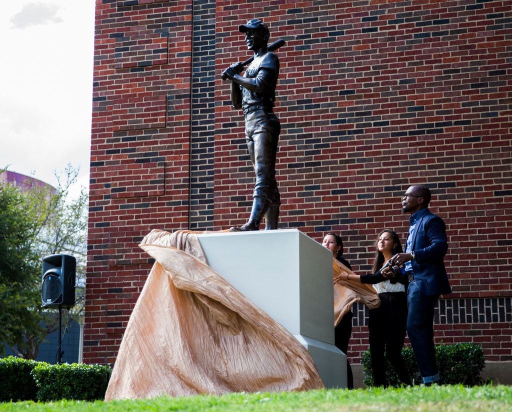 Artist Emmanuel Gillespie, right, unveils his statue of MLB Hall of Famer and Dallas native...