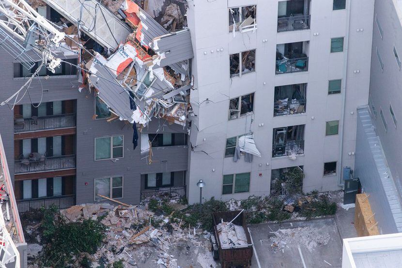La grúa de construcción destruyó parcialmente un edificio de apartamentos. Una mujer...