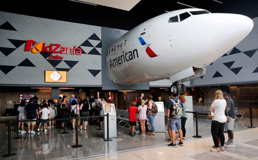 La parte de enfrente de un avión de American Airlines le da la bienvenida a los visitantes a...