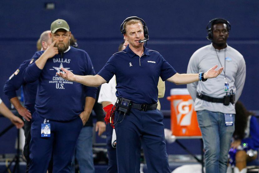 El entrenador de los Dallas Cowboys, Jason Garrett, extiende sus brazos al observar una...