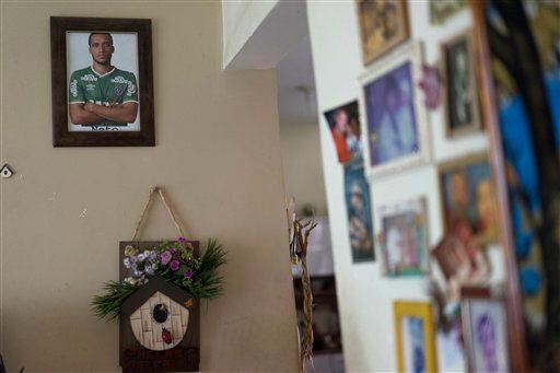 Una fotografía enmarcada de Neto, futbolista del Chapecoense brasileño, que sobrevivió a un...
